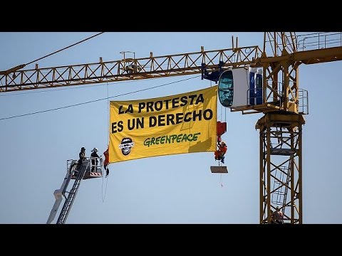 ناشطو غرينبيس يحتجون ضد قانون التظاهر