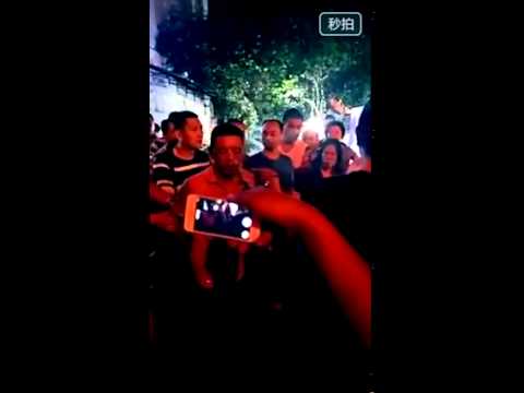 شاهد يابانيون يلقنون حرامي أطفال درسا قاسيا