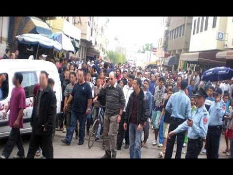 شاهد حشد من المواطنين يهاجمون مثليًا في فاس