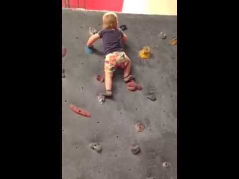 شاهد رضيع يتسلق حائط دون وسائل حماية