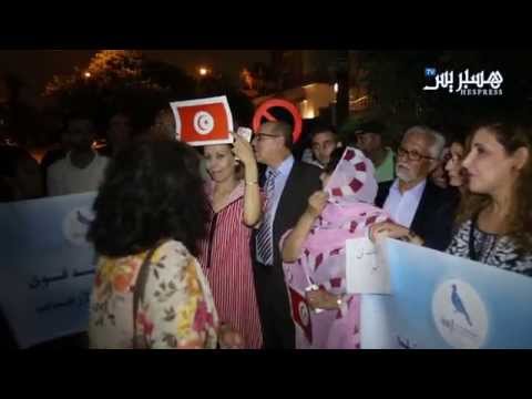 شاهد ناشطون ينظمون وقفة تضامنية مع تونس