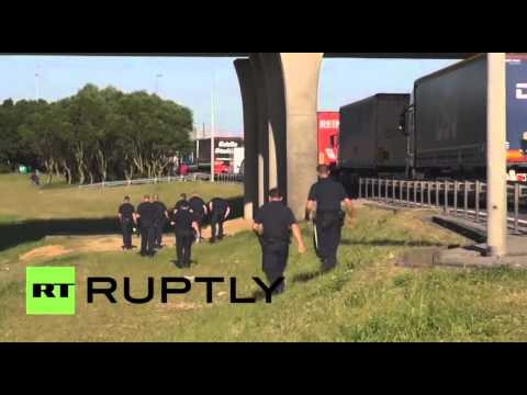 شاهد مهاجرون يحاولون التسلل عبر الحدود الفرنسية