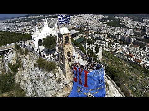 شاهد اليونانيون منقسمون بشأن استفتاء الأحد