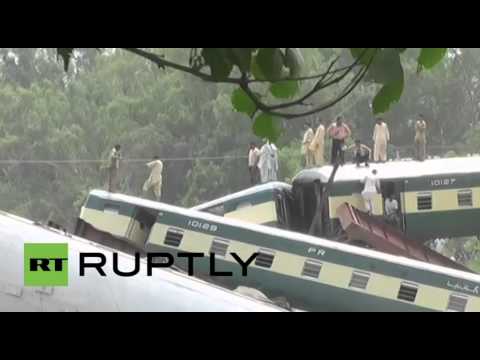 شاهد 12 قتيلا في سقوط أربع عربات قطار في نهر