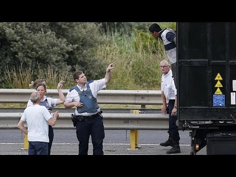 فرنسا وبريطانيا تبحثان إمكانية إعادة مهاجرين إلى بلدانهم