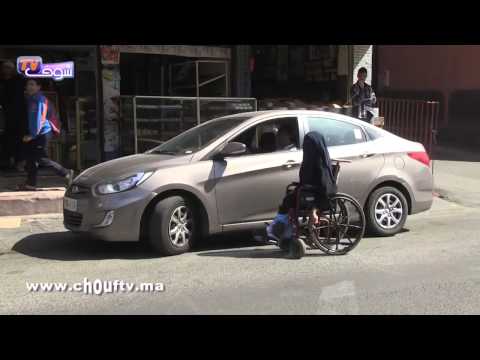 شاهد حارسة سيارات مقعدة بسبب خطأ طبي