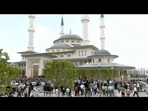 شاهد أردوغان يفتتح مسجدًا ضخمًا داخل قصره أنقرة