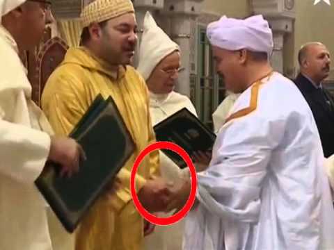 فيديو موقف طريف لشاعر يصافح الملك محمد السادس