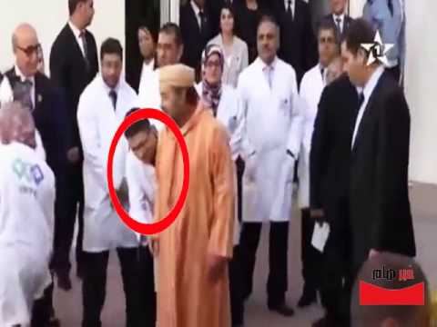 شاهد شاب يقبل يد الملك محمد السادس بأسلوب غريب