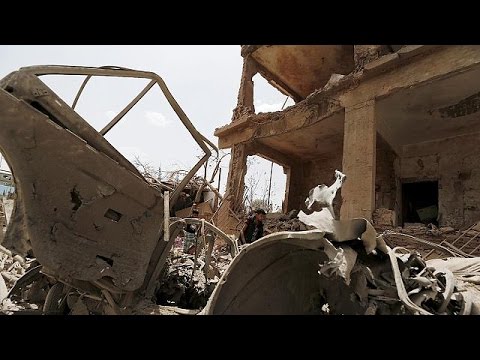 بالفيديو عدد من القتلى والجرحى يسقطون في غارات على مواقع حوثية