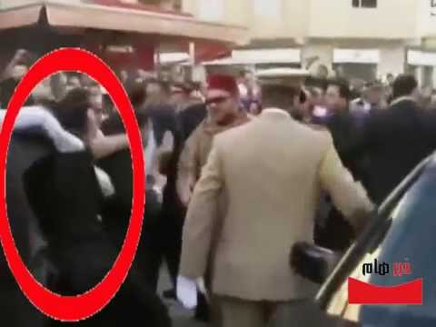 شاهد مواطن كاد يرميه حارس الملك محمد السادس