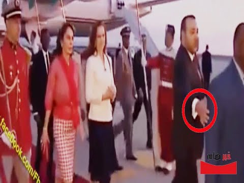 شاهد الملك محمد السادس يعدل وقفة رئيس الغابون