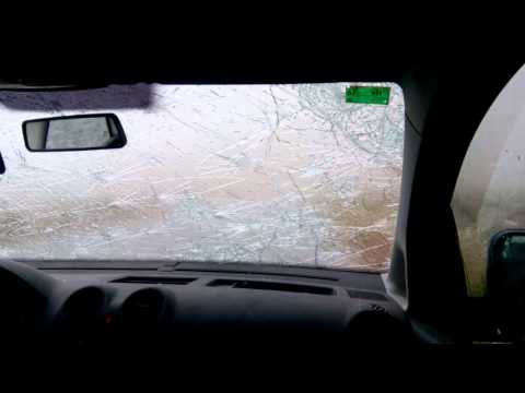 بالفيديو سائق يعلق وسط عاصفة من البرد في إسبانيا