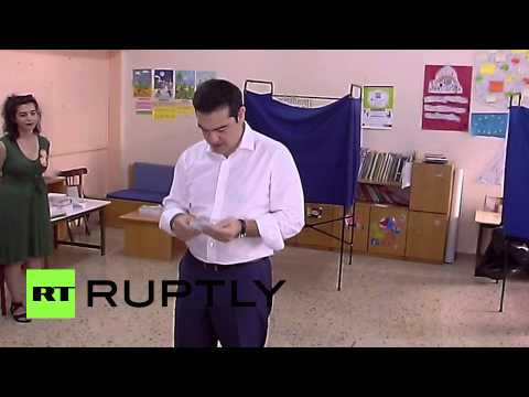 بالفيديو رئيس الوزراء اليوناني تسيبراس أثناء الإدلاء بصوته في أثينا