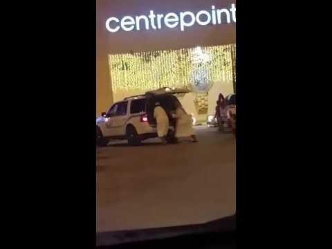 تعامل أعضاء الأمر بالمعروف مع شاب