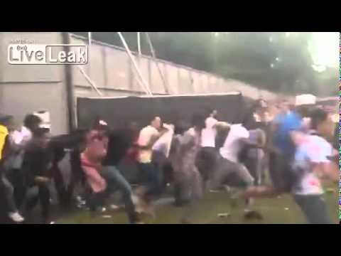 لحظة اقتحام 100 شخص حفل موسيقى