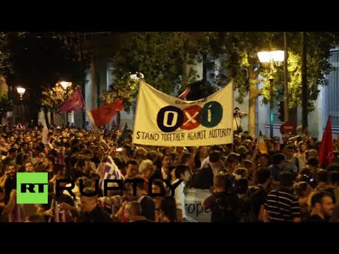 فيديو اليونانيون يحرقون علم الاتحاد الأوروبي