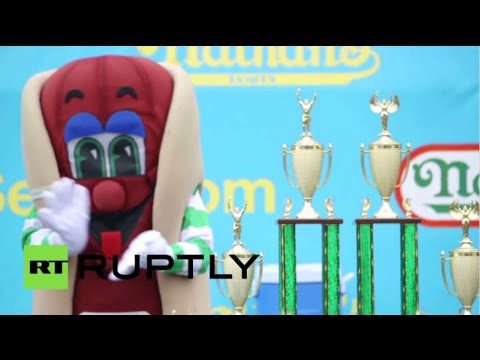 فيديو الفائز بمسابقة تناول النقانق يأكل 62 قطعة في 10 دقائق