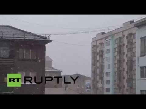 فيديو الثلوج تتساقط في روسيا منتصف فصل الصيف