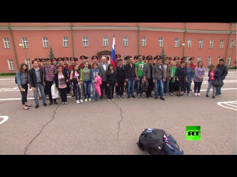 شاهد بعض أبناء ضباط الجيش السوري الراحلين يزورون روسيا