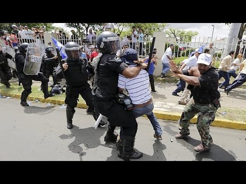 شاهد اشتباكات عنيفة بين الشرطة والمعارضة في نيكاراغوا