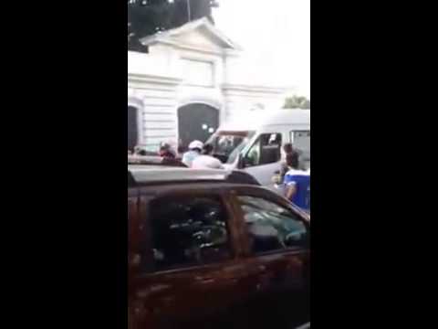 تشبث الشرطي بسيارة لرفض استجابة صاحبها