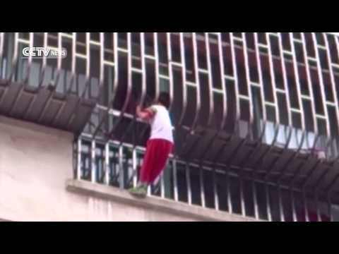 رجل ينقذ طفلًا قبل سقوطه من الطابق الثالث