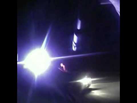 رجل مجرد من ملابسه يسرق سيارة شرطة