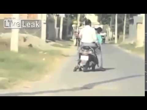 رجل يصاب بحالة هستيرية ويضرب زوجته