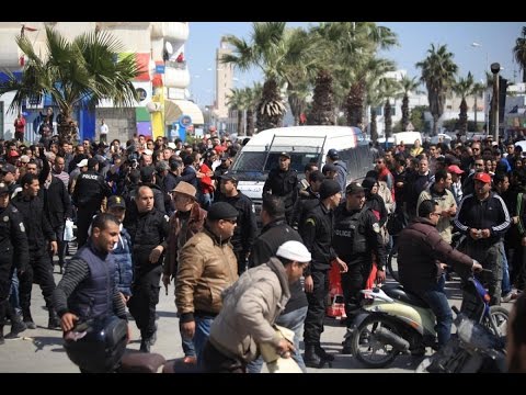 بالفيديو بوسنيون يرشقون رئيس الوزراء الصربي بالحجارة