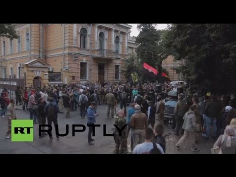بالفيديو أنصار القطاع الأيمن يتظاهرون أمام مقر الرئاسة الأوكرانية