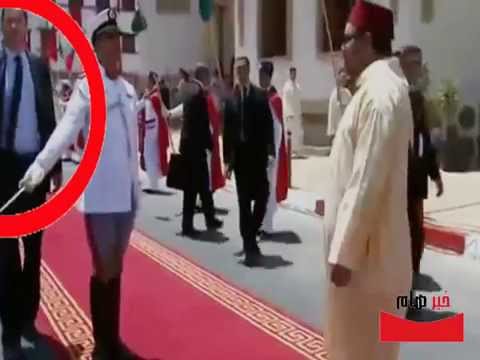شاهد لحظة تجنب حارس الملك محمد السادس سيف الكولونيل