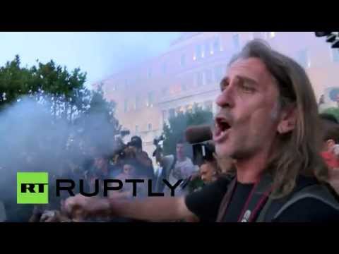 غضب اليونانيين بسبب الإجراءات التقشفية