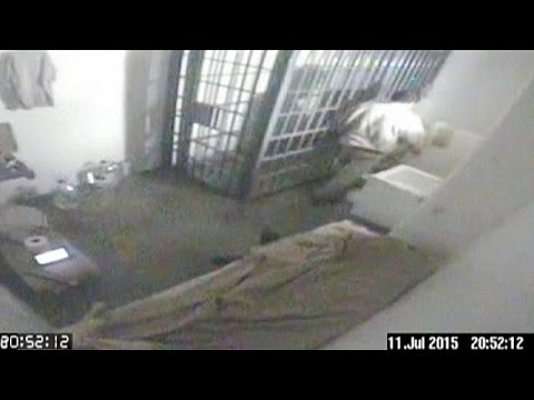 شاهد بارون المواد المخدرة غوزمان قبل فراره بلحظات