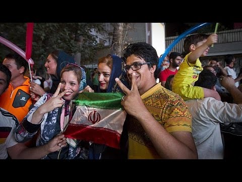 شاهد آلاف الإيرانيين يتظاهرون احتفالًا باتفاق فيينا