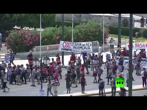 شاهد احتجاجات بالقرب من البرلمان اليوناني في أثينا