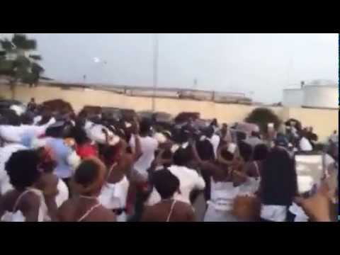 شاهد استقبال جنوني لميسي في الجابون