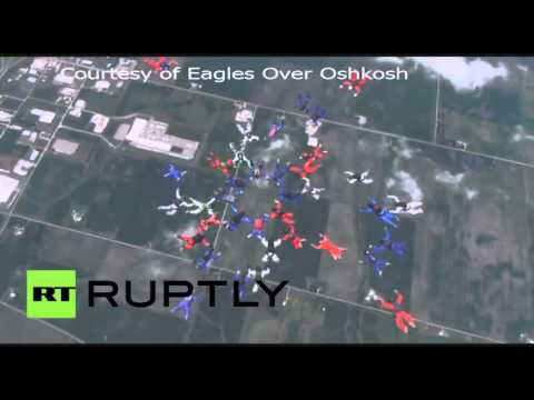 شاهد فريق للقفز بالمظلات يؤدي عرضًا مدهشًا جدًا