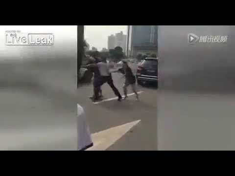 كيف انتقمت فتاة من سائق تاكسي تحرش بها