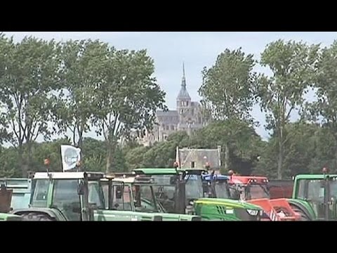 بالفيديو فلاحو فرنسا يقطعون طرق حيوية للمطالبة بحقوقهم