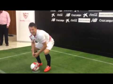 بالفيديو لاعب إشبيلية يسقط في أول اختبار له