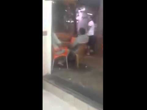 شاهد شاب ينفذ مقلبًا في عجوز يجلس على مقعد