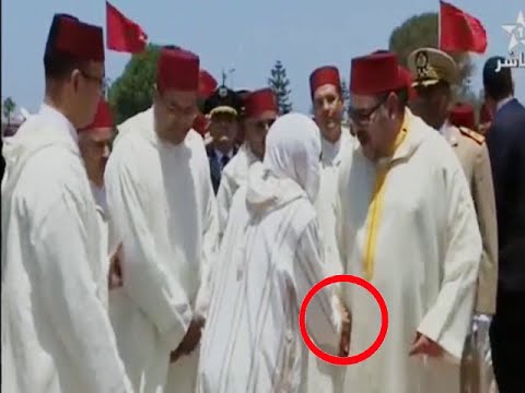 شاهد الملك محمد السادس الطيب يتلقى طلب مواطنة