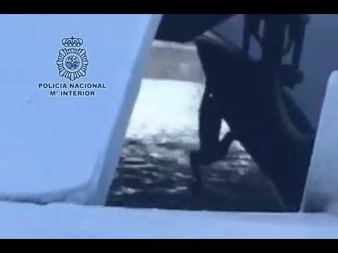 مغربي يصل أسبانيا متعلقًا في سفينة