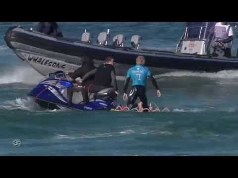 قرش يهاجم أحد أبطال ركوب الأمواج على الهواء