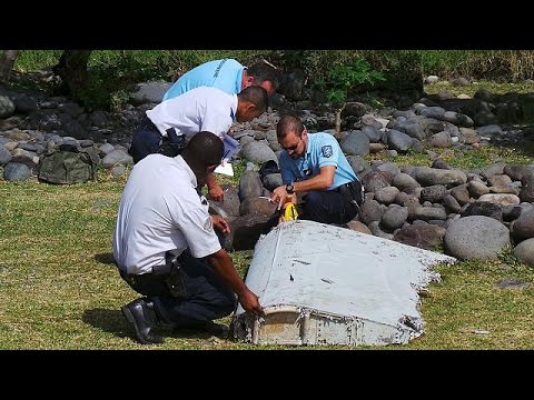 شاهد العثور على حطام قد يعود للطائرة الماليزية المفقودة منذ 2014