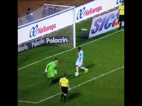 حارس يتصدى لركلة جزاء بطريقة مميزة