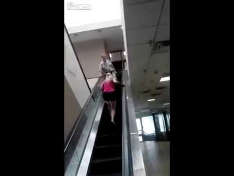 فتاة تقدم على أفعال غريبة