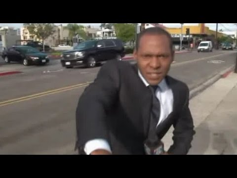 مراسل ينسى الكاميرا ويرقص أمام الجمهور