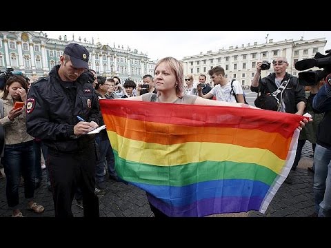 بالفيديو الشرطة الروسية تحظر مسيرة للمثليين في البلاد